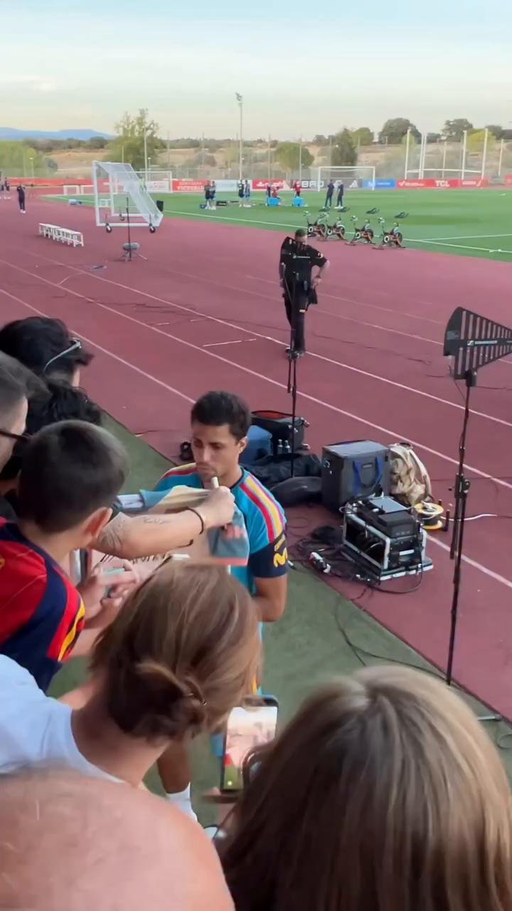 Rodri recibe el cariño de los aficionados tras proclamarse Balón de Oro