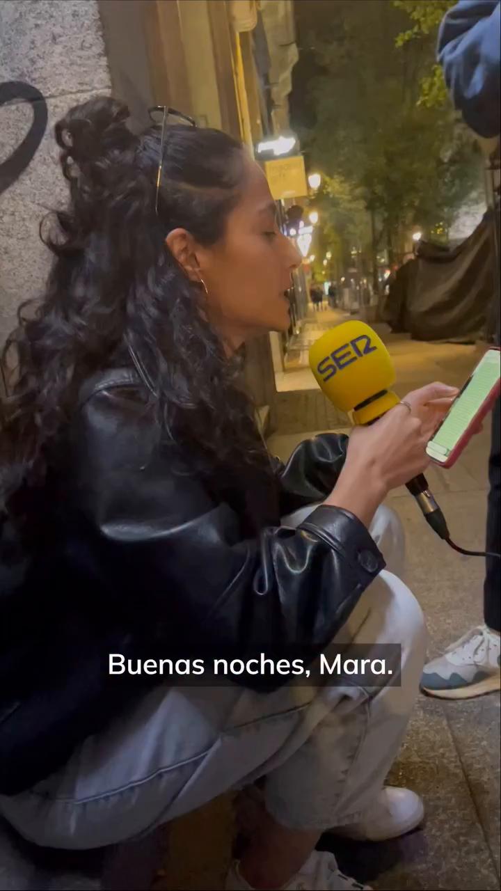 Mari Carmen, la abuela de España: una noche de silencio y respeto bajo la lluvia