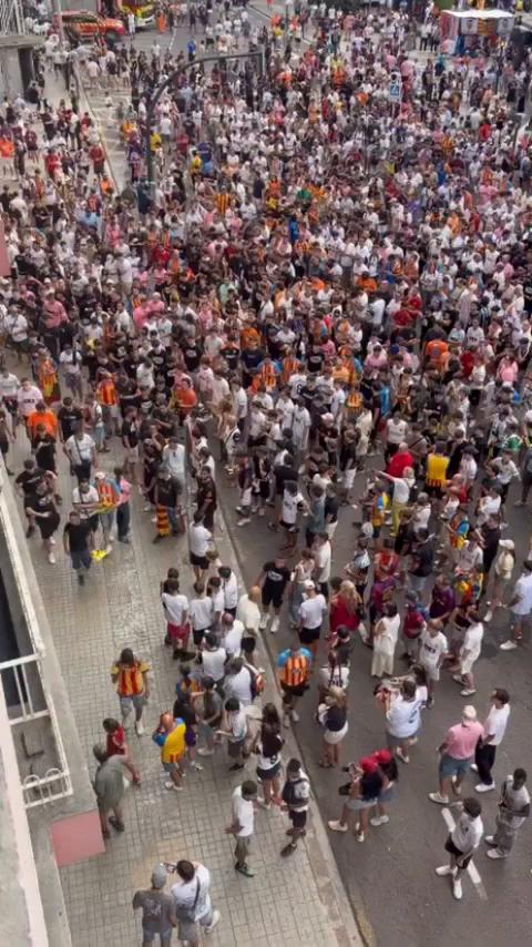 Hinchas repiten 'Mejor menos' y animan a disfrutar de los jugadores