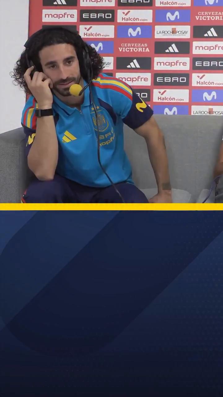 Marco Curella llega tranquilo con mochila blanca antes del duelo clave