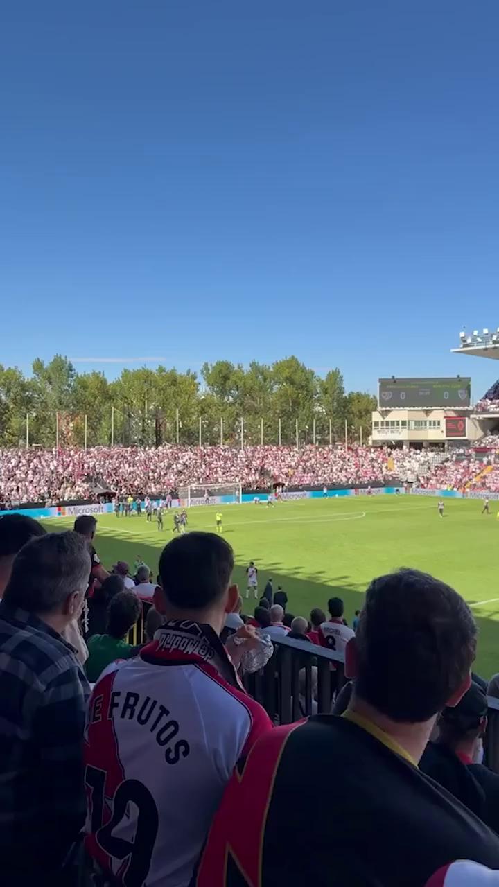 Aplausos y '¡Vamos!' marcan el emotivo cierre de la presentación