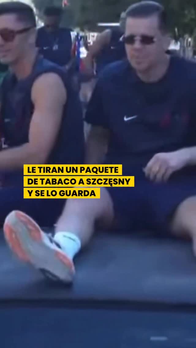 🚬🚌 Le tiran un paquete de tabaco a Szczęsny durante la rúa, lo abre, mira cuántos quedan y se lo guarda 🤣🤣