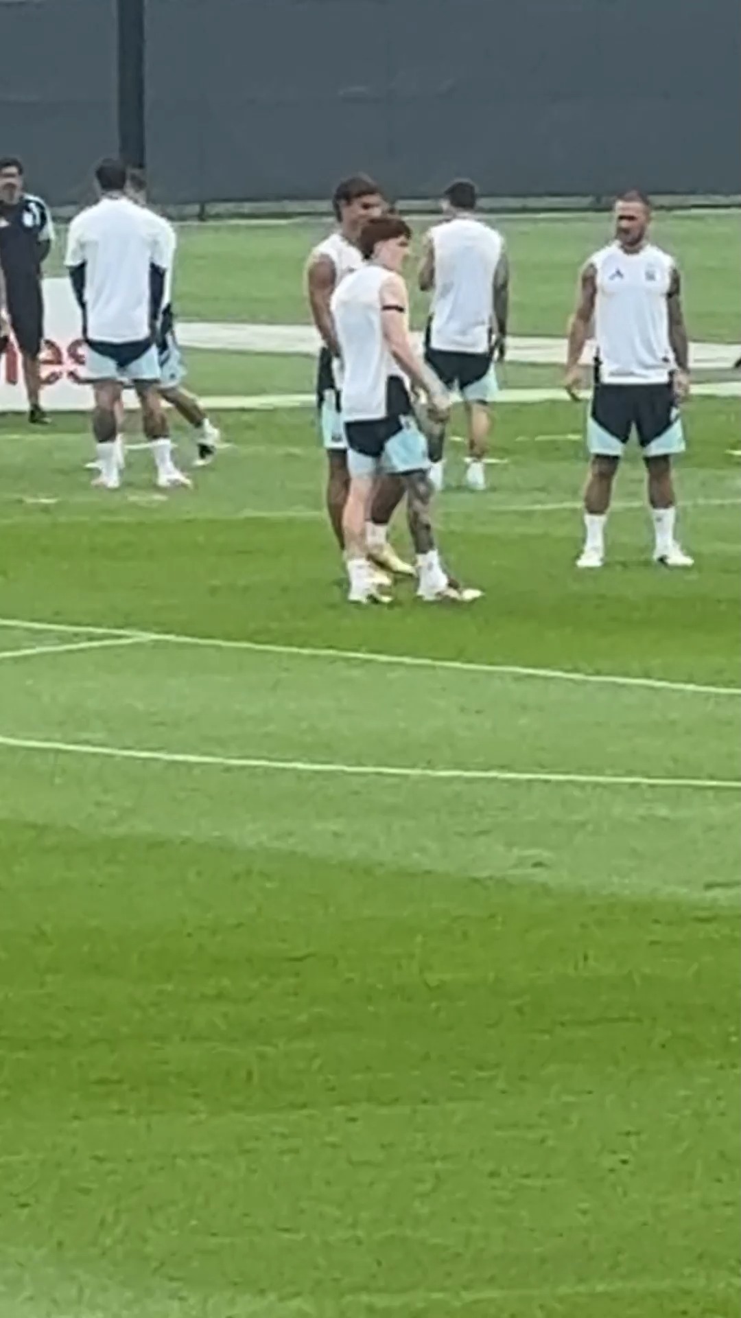 Messi lidera el entrenamiento de Argentina en Nueva Jersey con dudas en el mediocampo