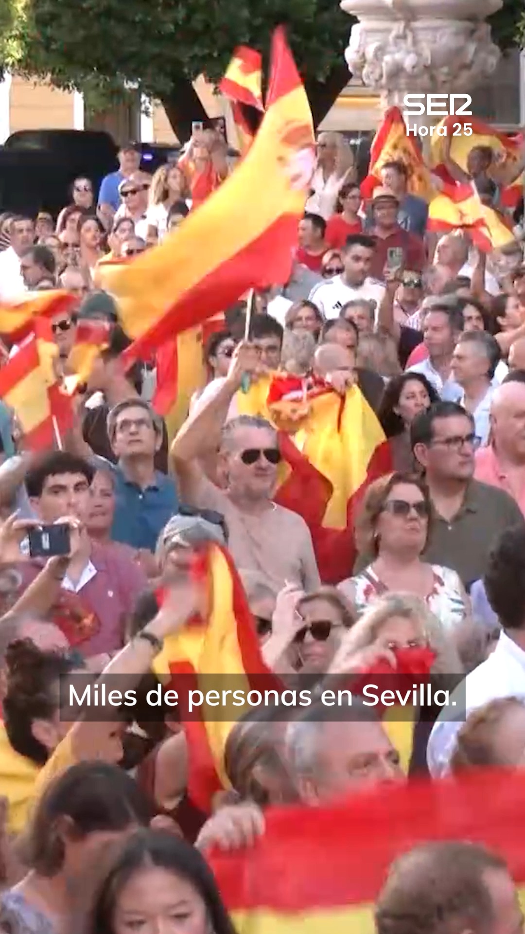 Feijóo y Abascal lideran la protesta masiva en Madrid por Ceuta