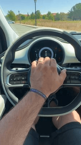 Parece un coche eléctrico, pero esta versión esconde bajo el capó un motor de gasolina 1.0 de 65 CV con hibridación ligera Y hay dos pistas que lo delatan rápidamente: Tiene cambio manual.