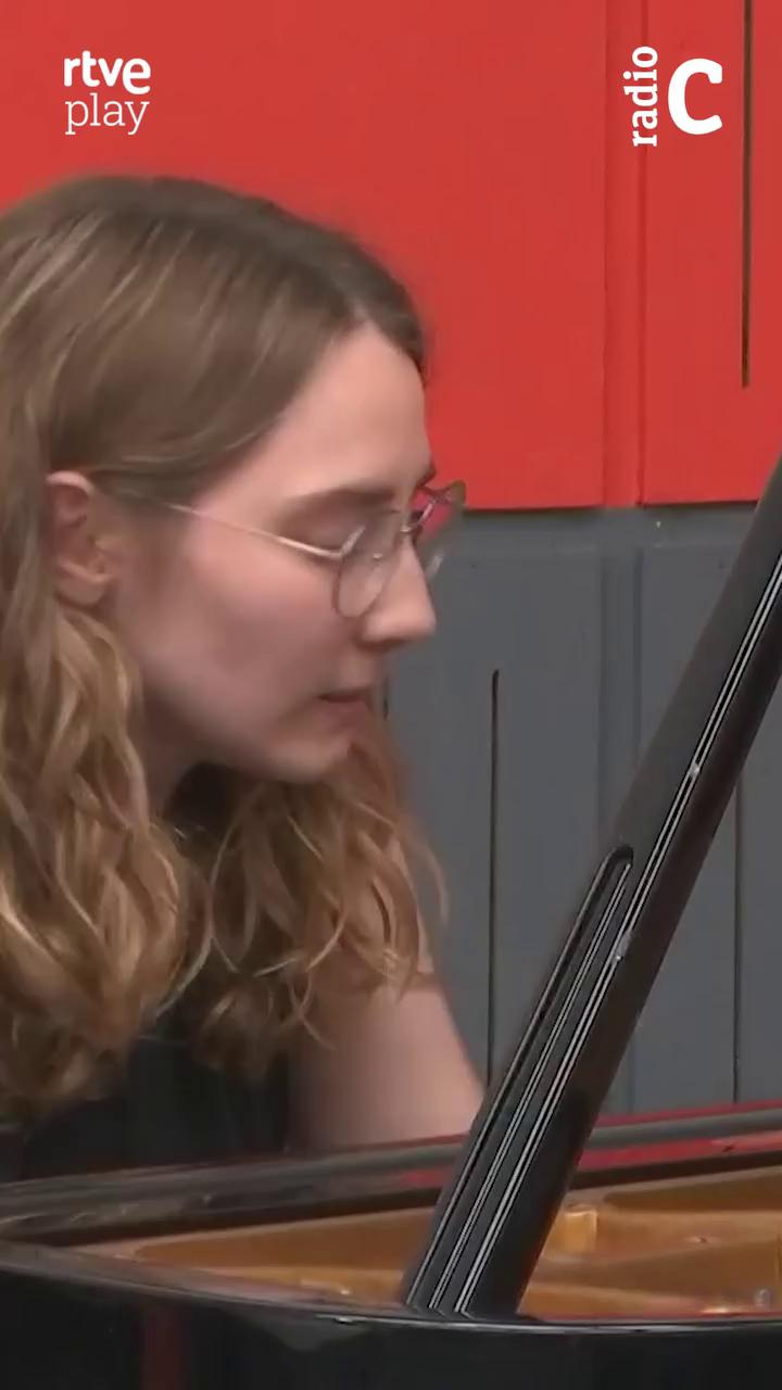 🎹✨ El espacio dedicado a jóvenes intérpretes 'Andante con moto', con Luz Orihuela, recibe a la pianista Deva Mira Sperandio (@deva_mira_sperandio_pianist).