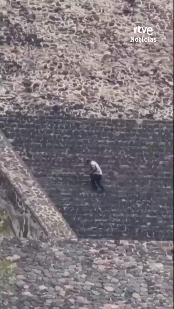 🔶 Dos personas, entre ellas el agresor, han mu3rt0 y otras 13 han resultado heridas en un tir0t3o en la zona arqueológica de Teotihuacán, una de las atracciones turísticas más visitadas de México.