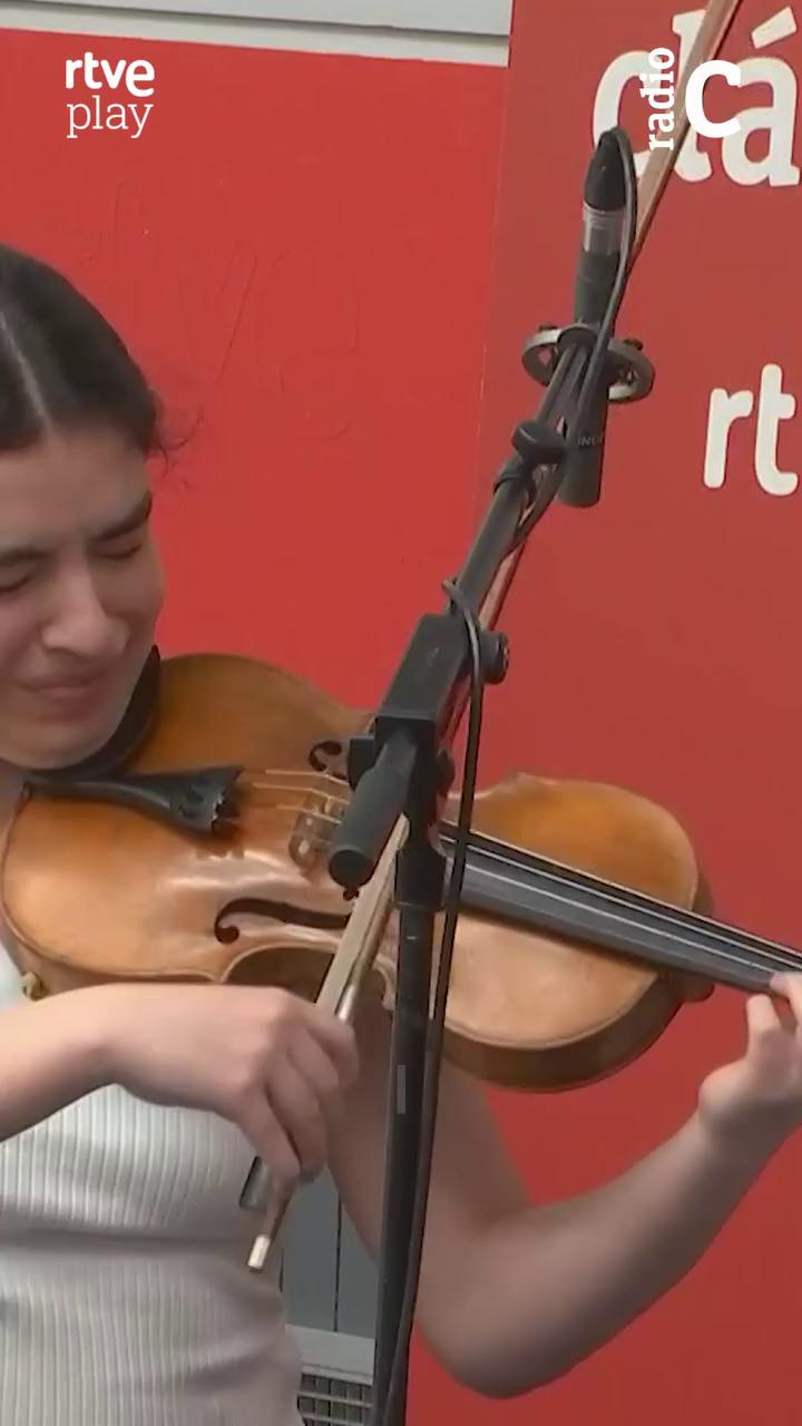 🎻✨ El espacio dedicado a jóvenes intérpretes, 'Andante con moto', recibe a la violinista Inés Maro Burgos Babakhanian (@inesmarob) de 16 años.