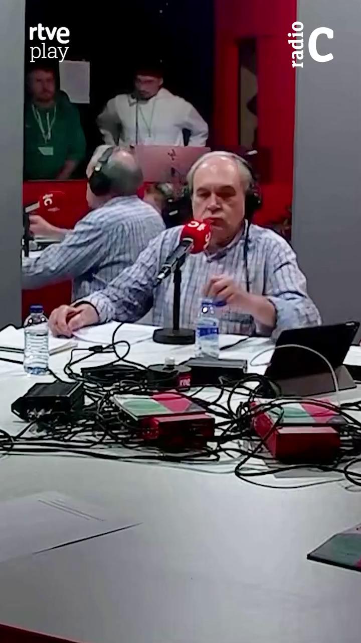 🎶✨ El árbol de la música se trasladó a @feriaarco con una historia muy especial: una orquesta cree haber sido contratada para tocar en una gran exposición de arte… pero nada es lo que parece.