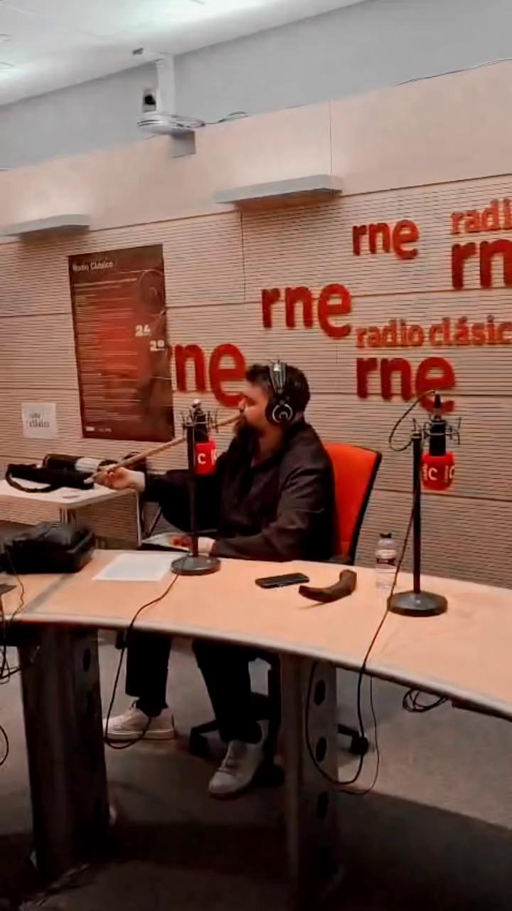 🎶✨ Recibimos en 'Sinfonía de la mañana' a Abraham Cupeiro (@abrahamcupeiro), musicólogo y multiinstrumentista gallego, referente en la recuperación y reconstrucción de instrumentos antiguos.