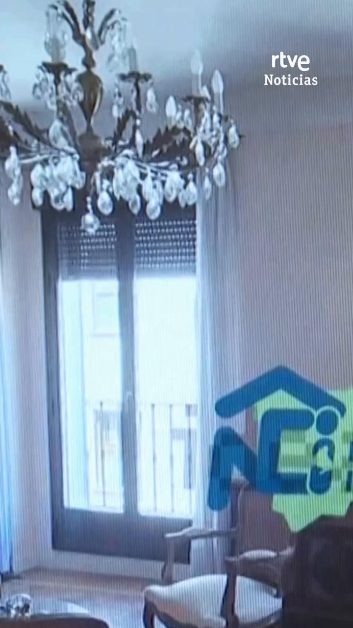 La IA acierta en el salón pero distorsiona el dormitorio en esta reforma