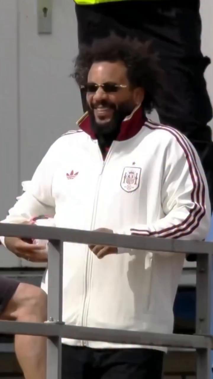 Marcelo lleva la chaqueta de España por su hijo Enzo Alves