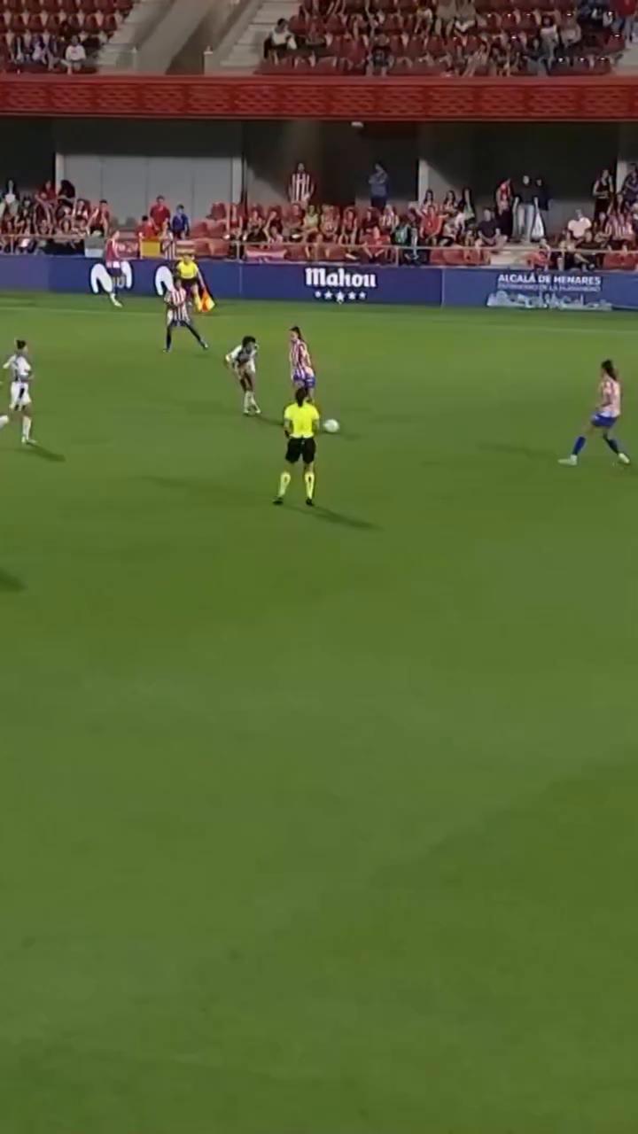 Rosa Otermín marca un golazo con la diestra dentro del área