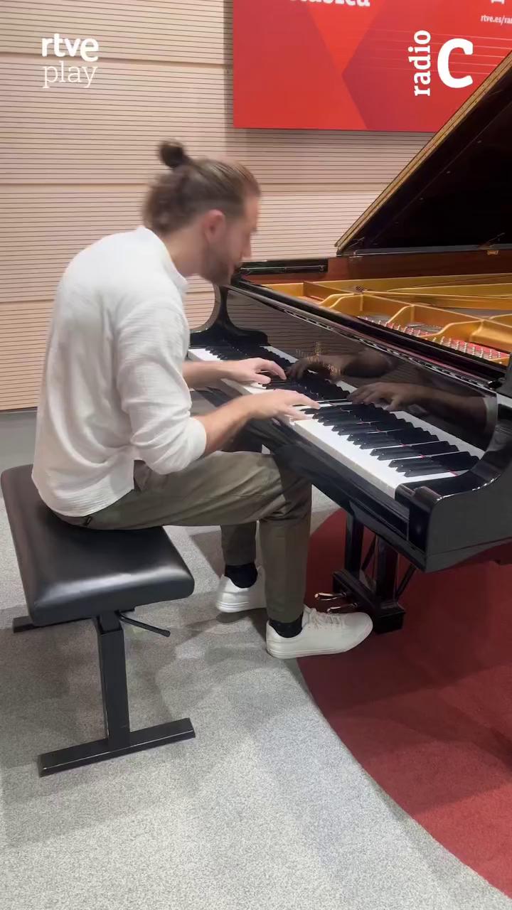 🎹✨ Hoy, a las 13h (CET), en #Estudio206 recibimos al pianista y compositor Andrés Barrios (@andresbarriosoficial).