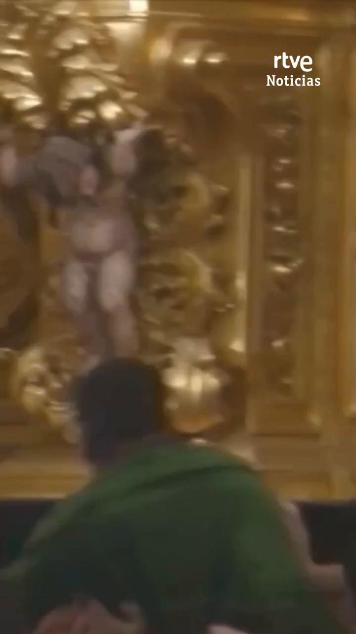 Almonteños saltan la reja de la ermita al inicio de la procesión del Rocío
