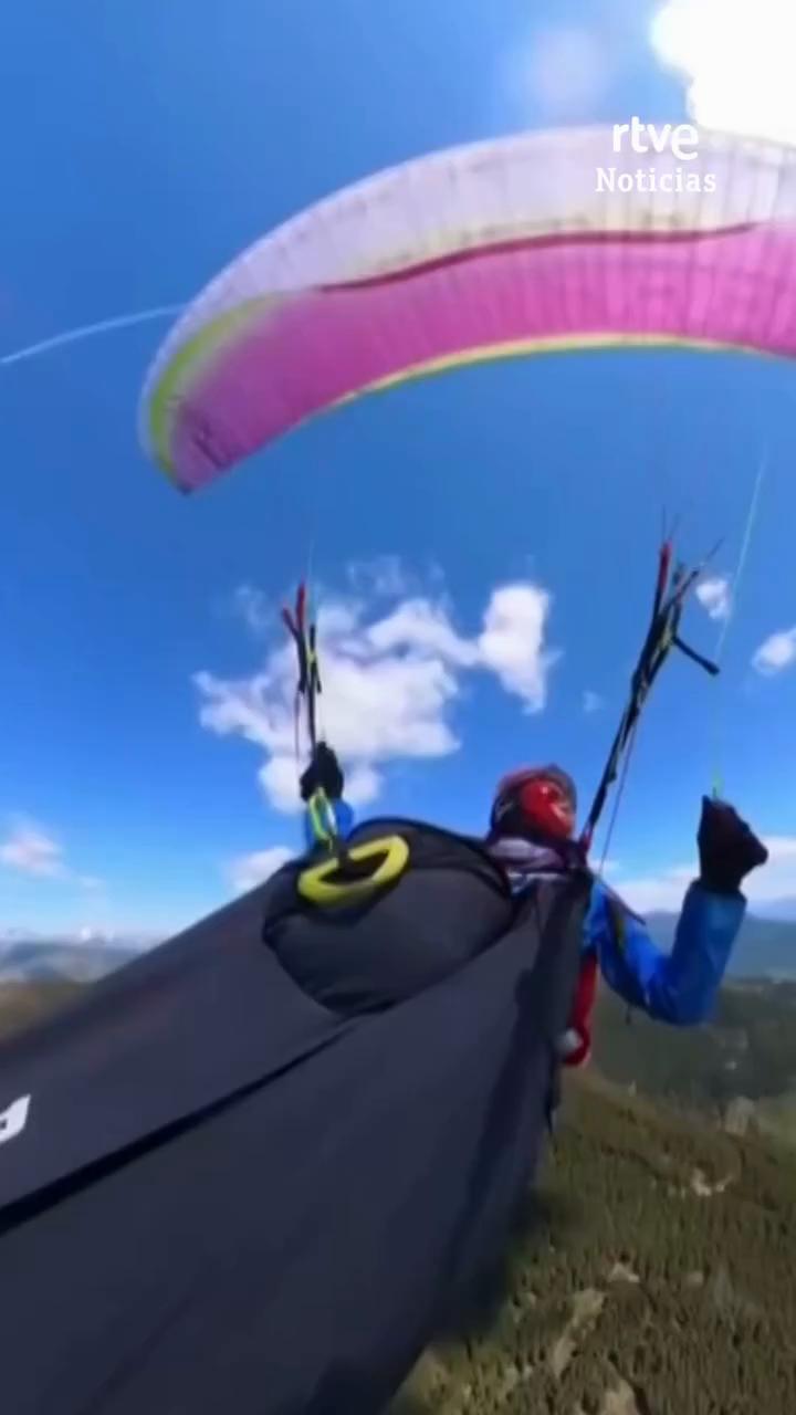 Una avioneta choca contra su parapente y ella sobrevive gracias al paracaídas