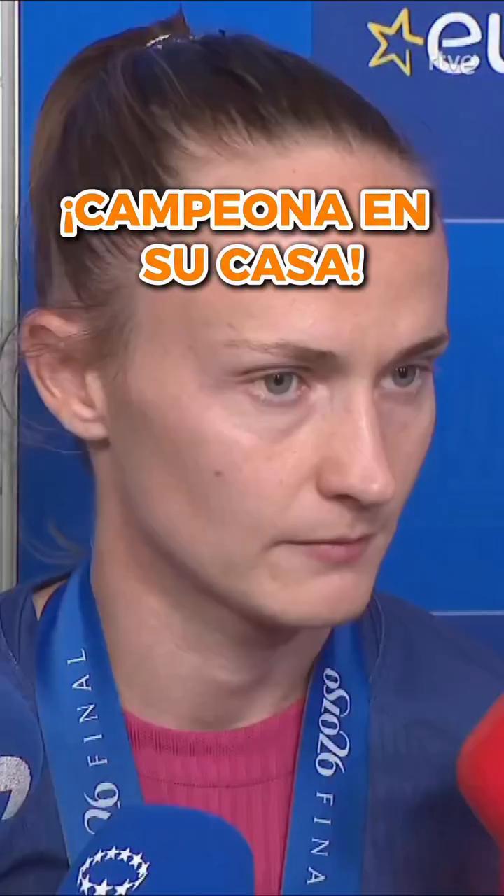 La jugadora local vive su sueño al ganar la Champions League en su estadio