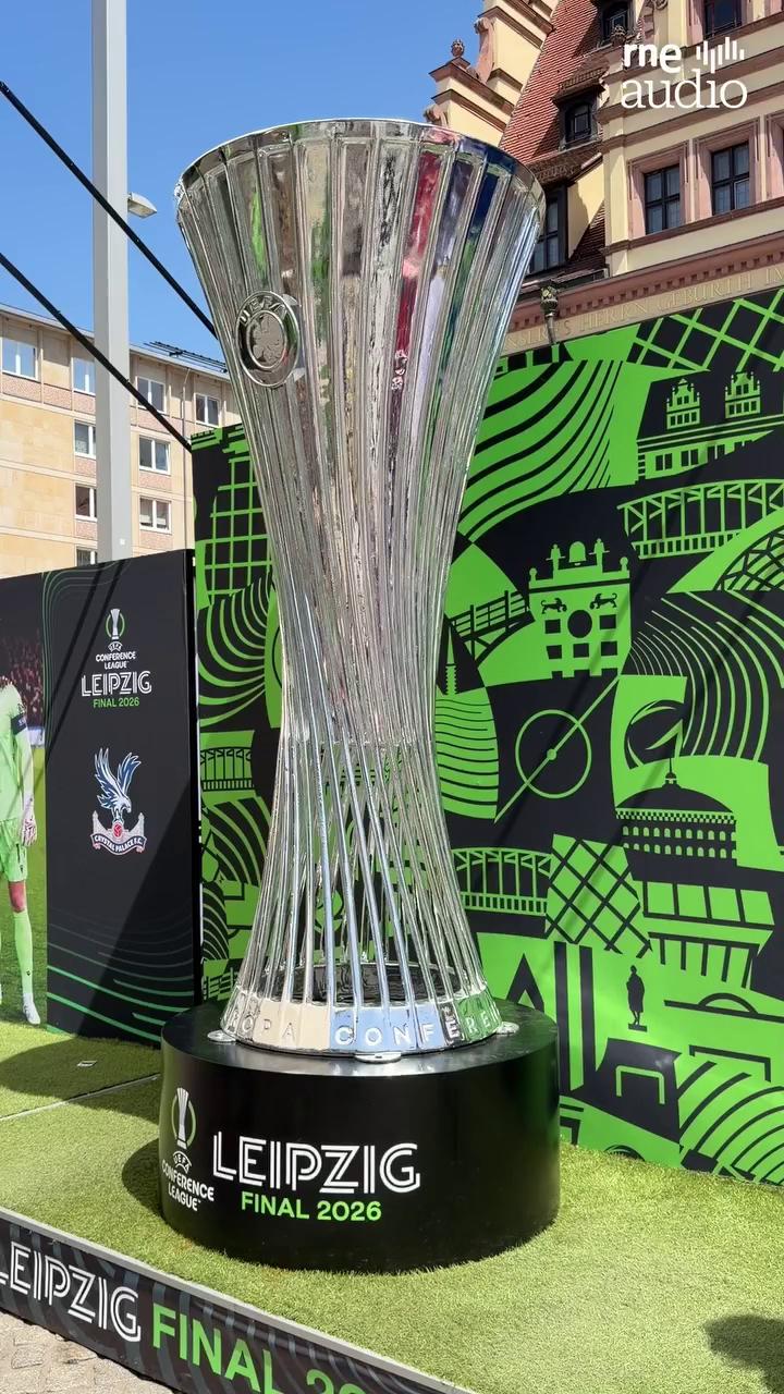 La afición del Rayo Vallecano invade Leipzig para la final de Conference