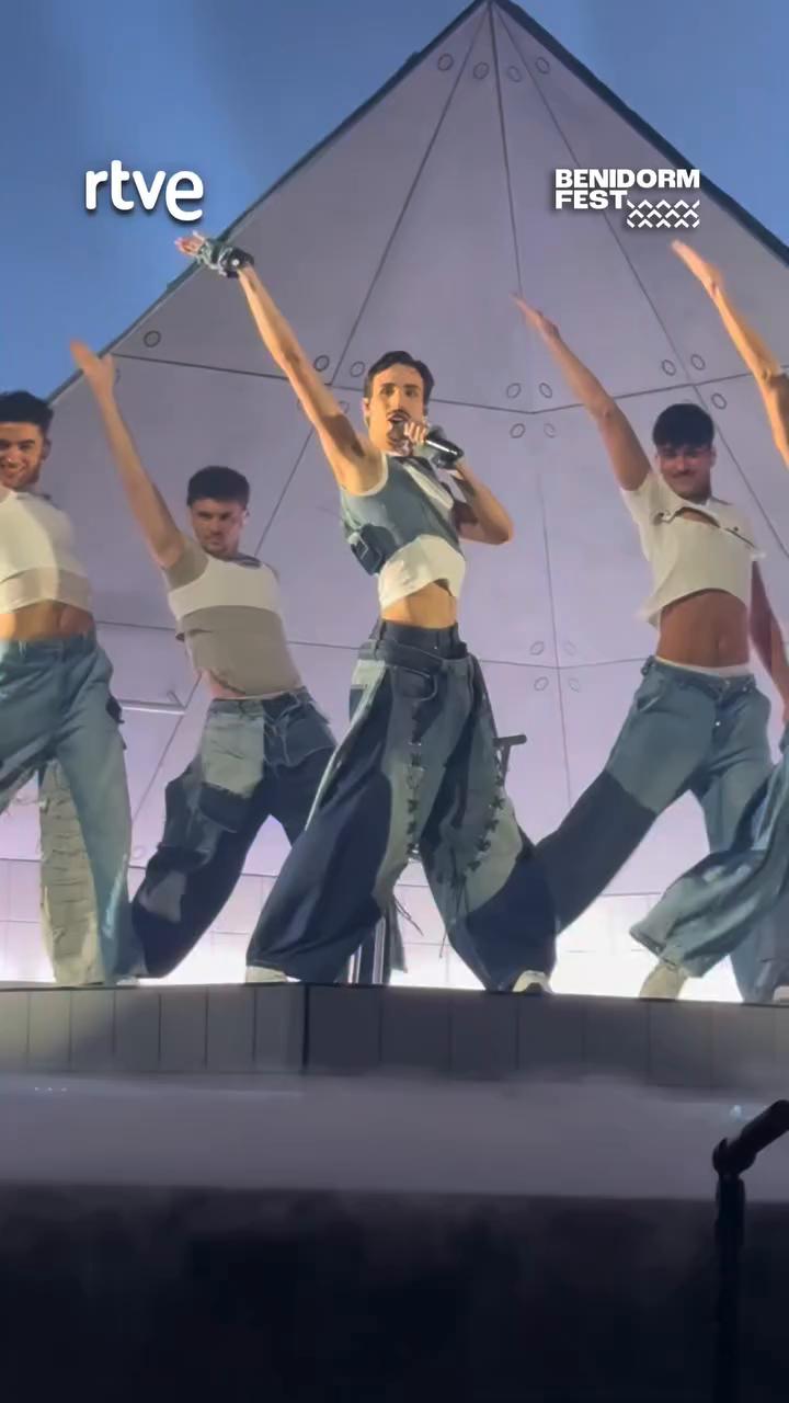 Cantante interpreta letras sobre deseo y fiesta en actuación en vivo