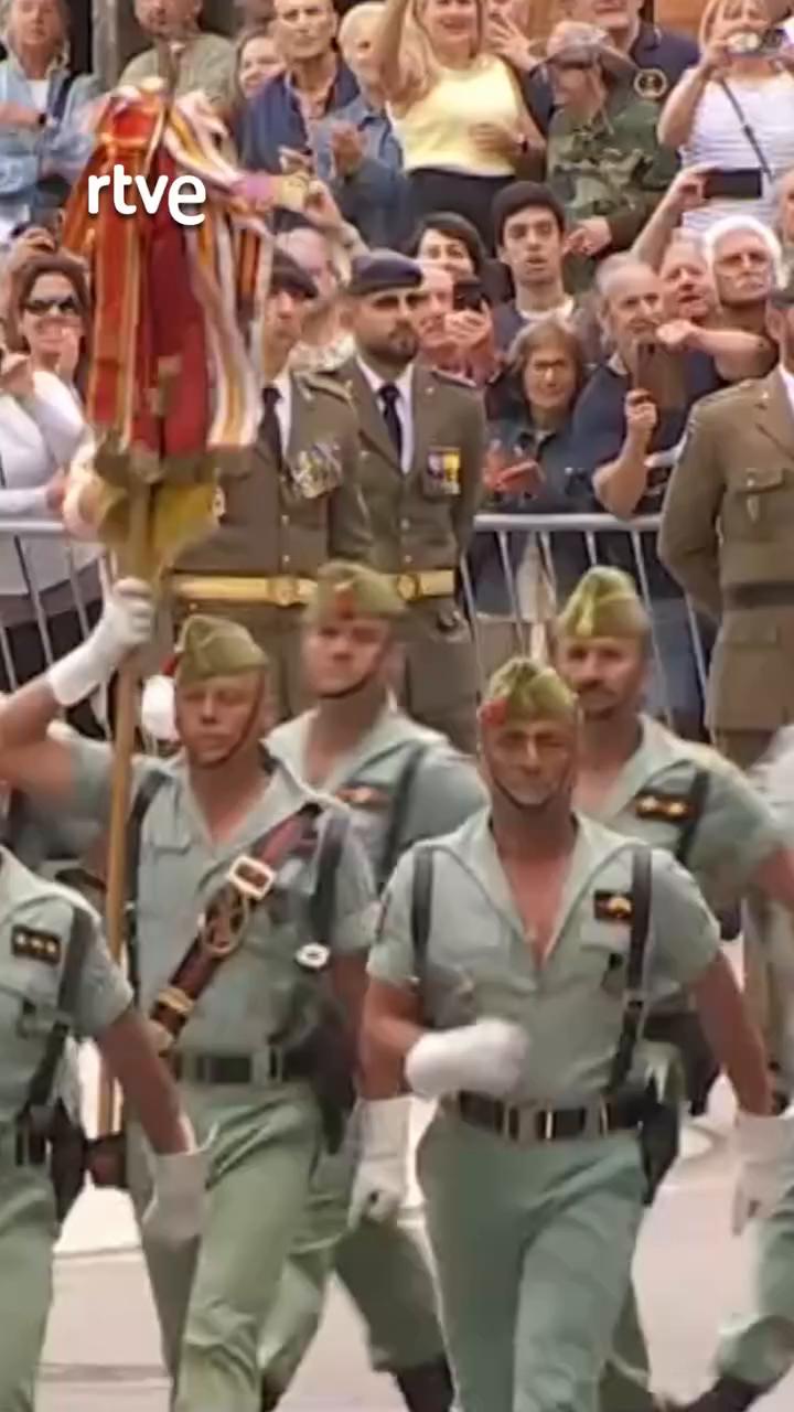 La Legión desfila a 160 pasos por minuto liderada por su banda de guerra