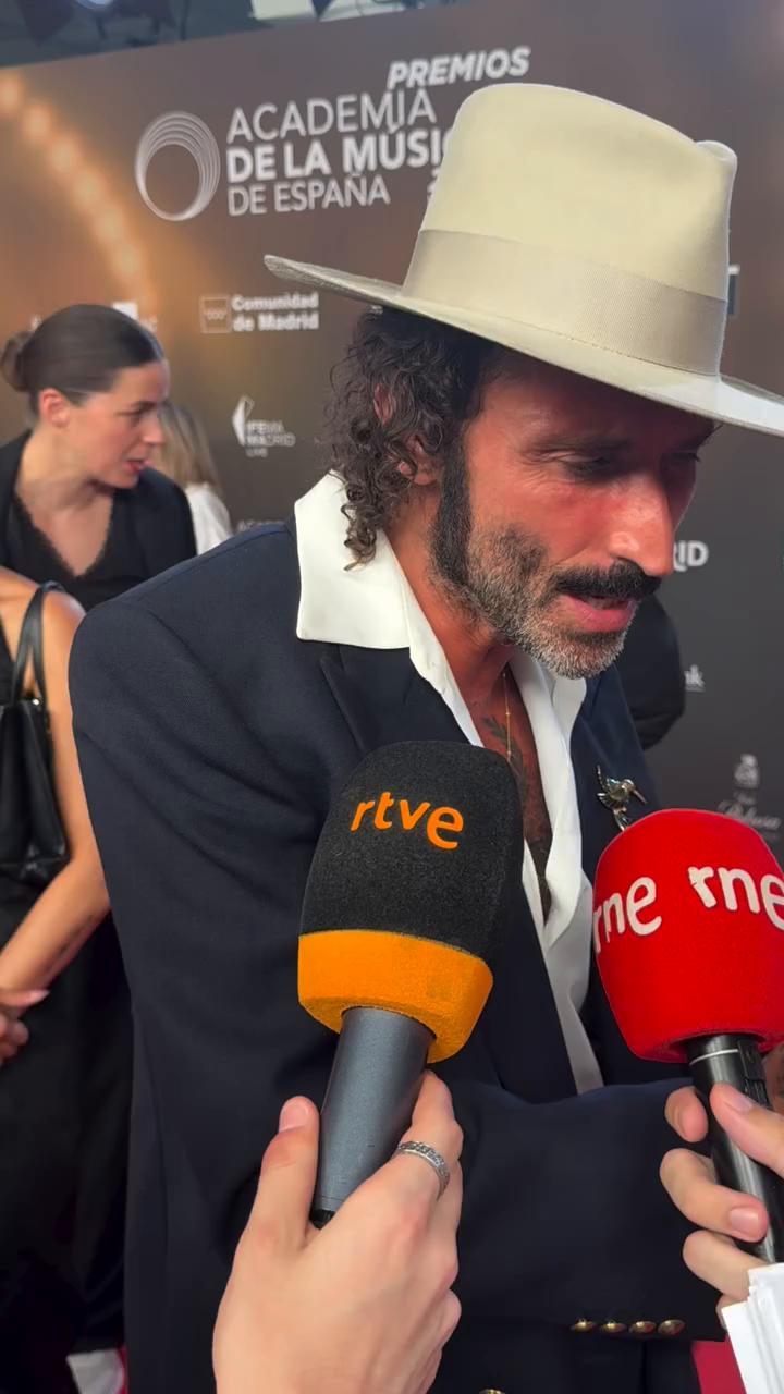 Gana el premio a la mejor canción con Robe y dedica el galardón a su amigo