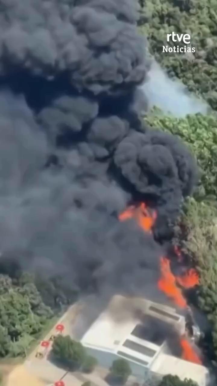 Un incendio en una industria química confina a 600 vecinos en Orrius