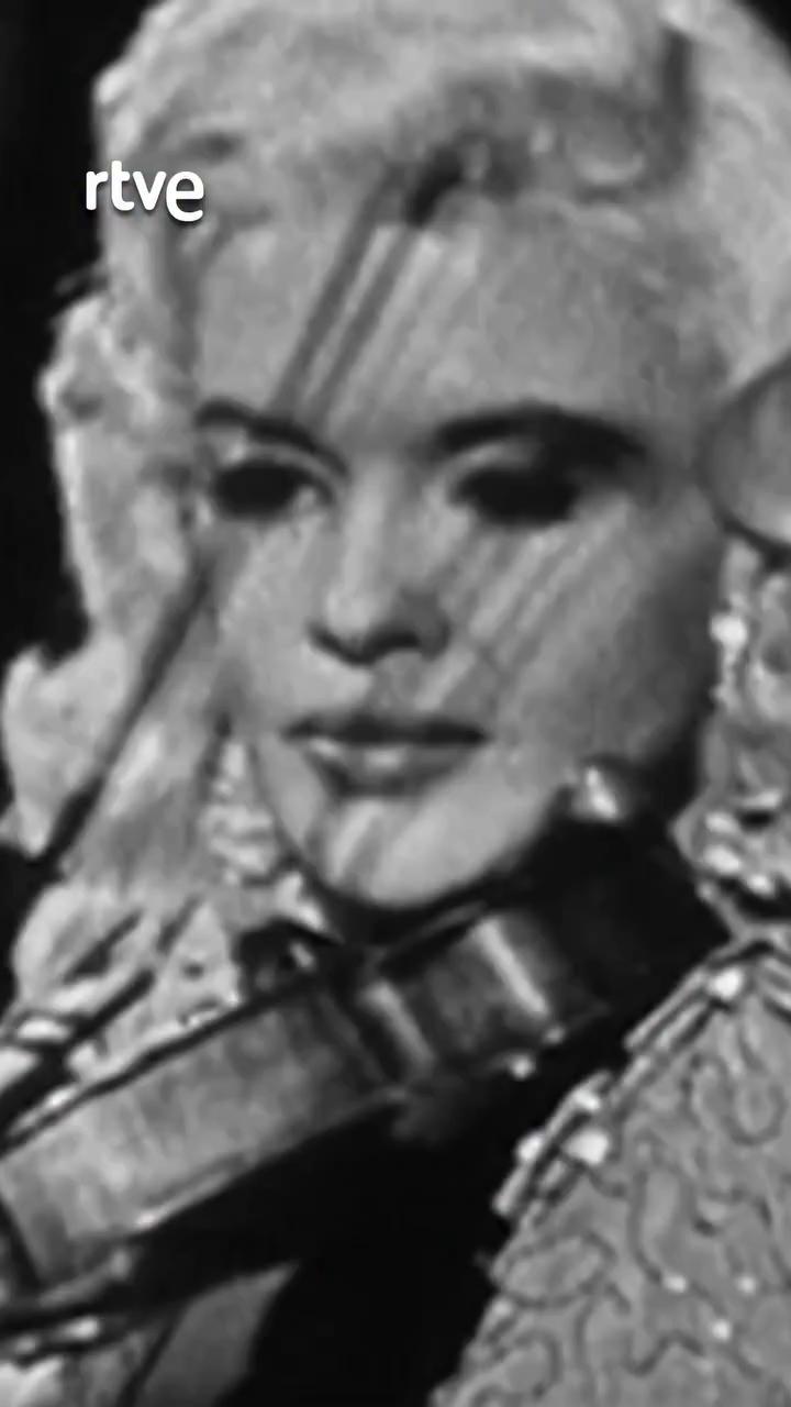 Jane Mansfield se transformó en rubia platino durante la ausencia de su marido en Corea