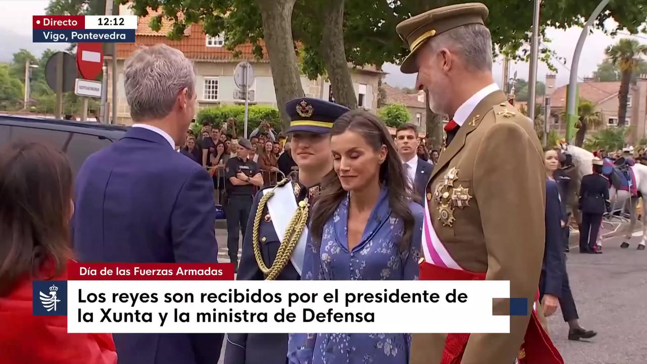 La reina se pone un chal rojo por el frío en los actos oficiales