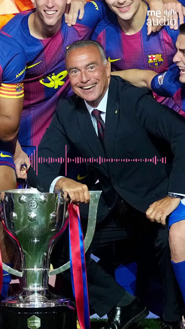 Hansi Flick hace de tripas corazón y se une a la rúa del Barça tras ganar la Liga