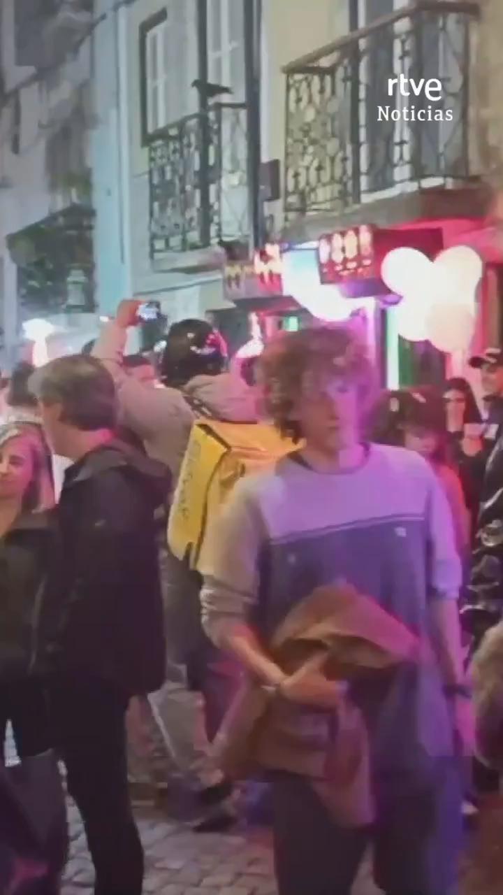 La fiesta de los turistas arruina la noche en el Bairro Alto de Lisboa