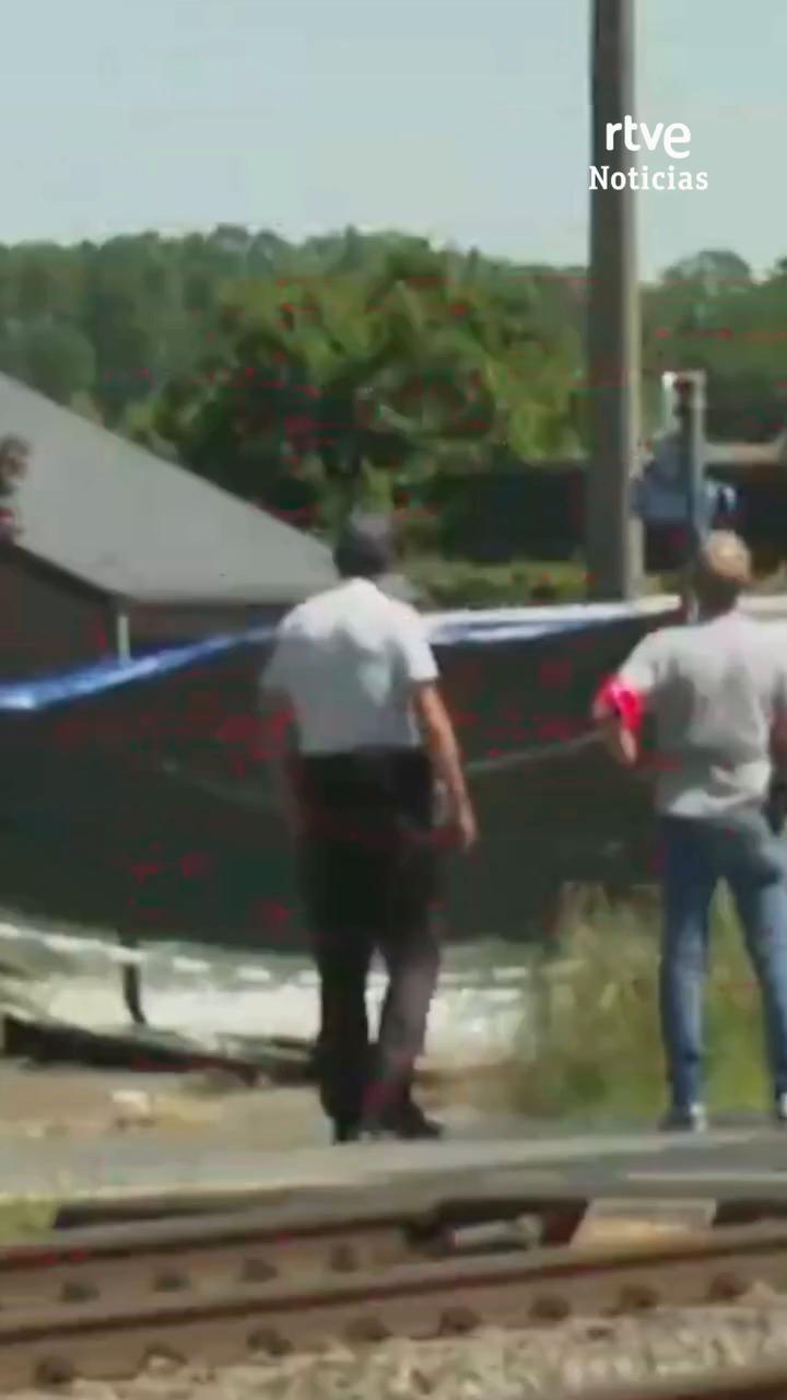 Tren arrolla autobús escolar en Bélgica y deja dos adolescentes muertos