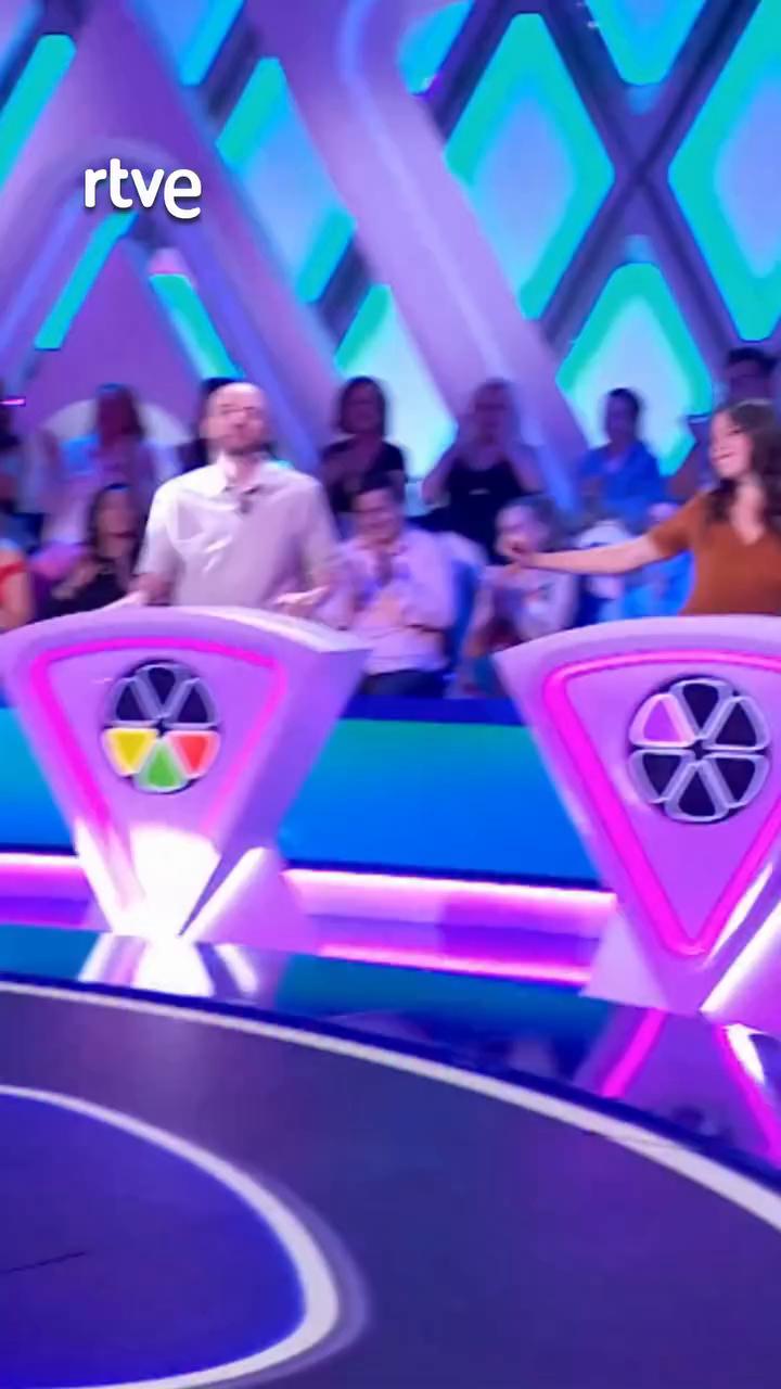 María anima el ambiente con baile y repetición inesperada de canción