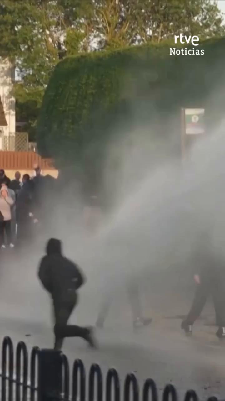 Violentas protestas racistas marcan la segunda noche en Belfast