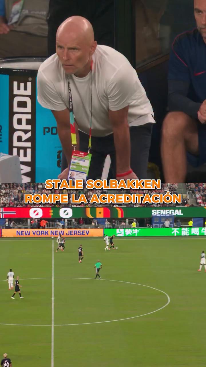 🪪 El seleccionador de Noruega, Stale Solbakken, rompe la acreditación al celebrar el gol de Holmgren.