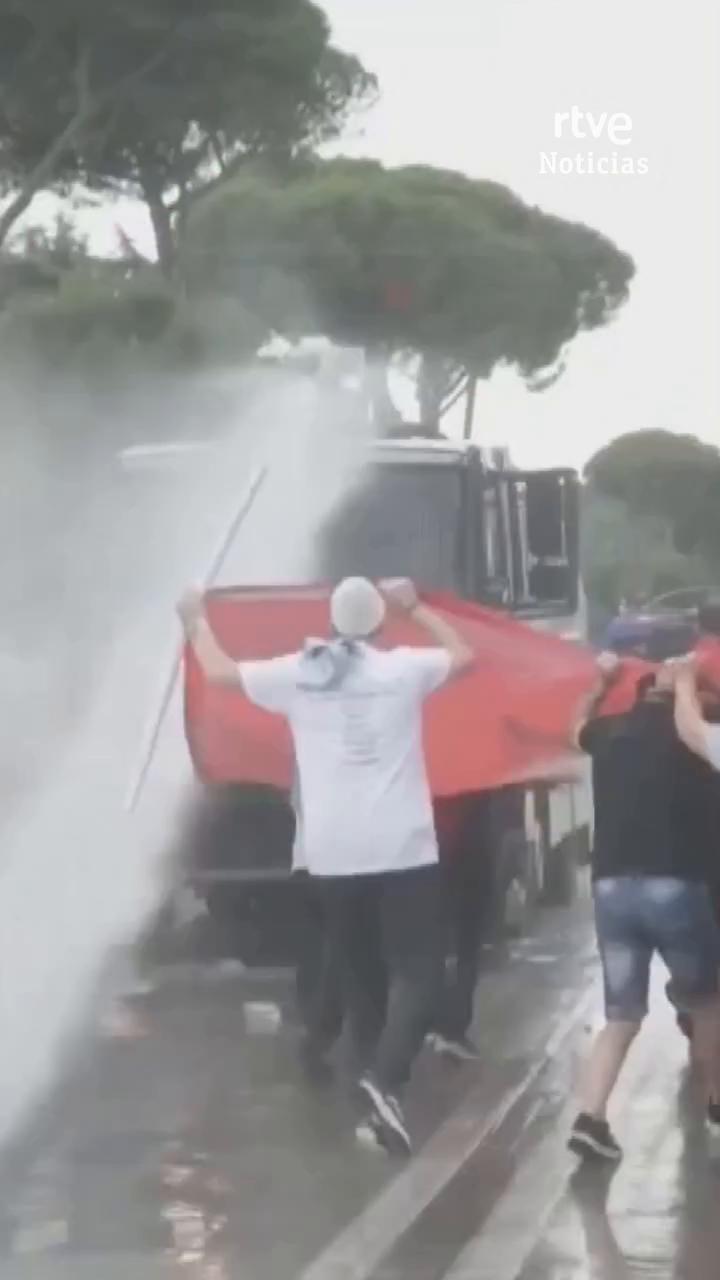 Miles protestan en Tirana contra el megaproyecto turístico de Iván Catrán