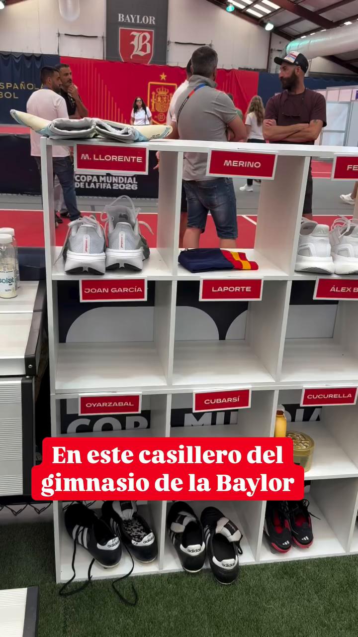 Cucurella guarda champú y mascarilla en su casillero del gimnasio de la Baylor School