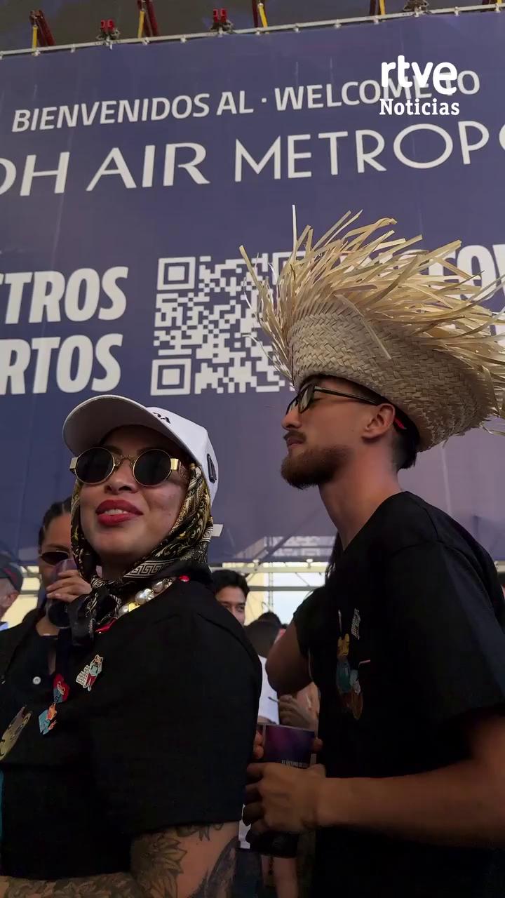 Fans sin entrada bailan fuera del Metropolitano al son de Bad Bunny