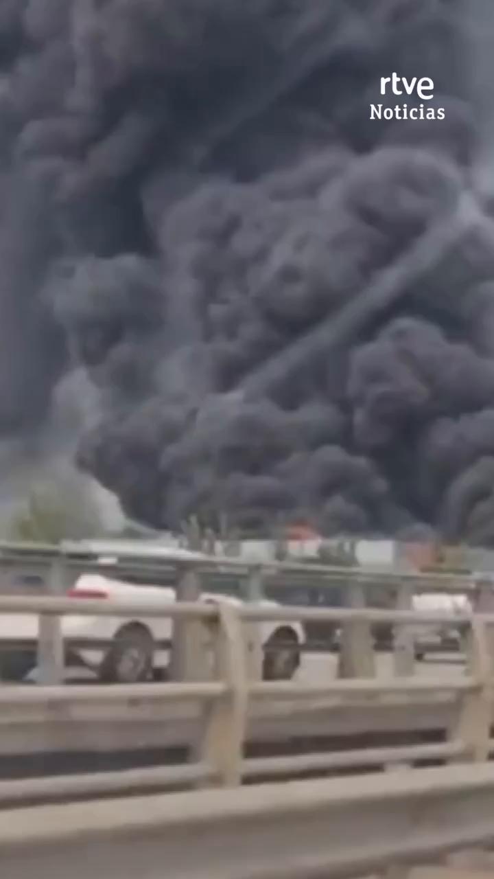 17 dotaciones de bomberos combaten incendio en polígono de Santa Perpetua de Mogoda