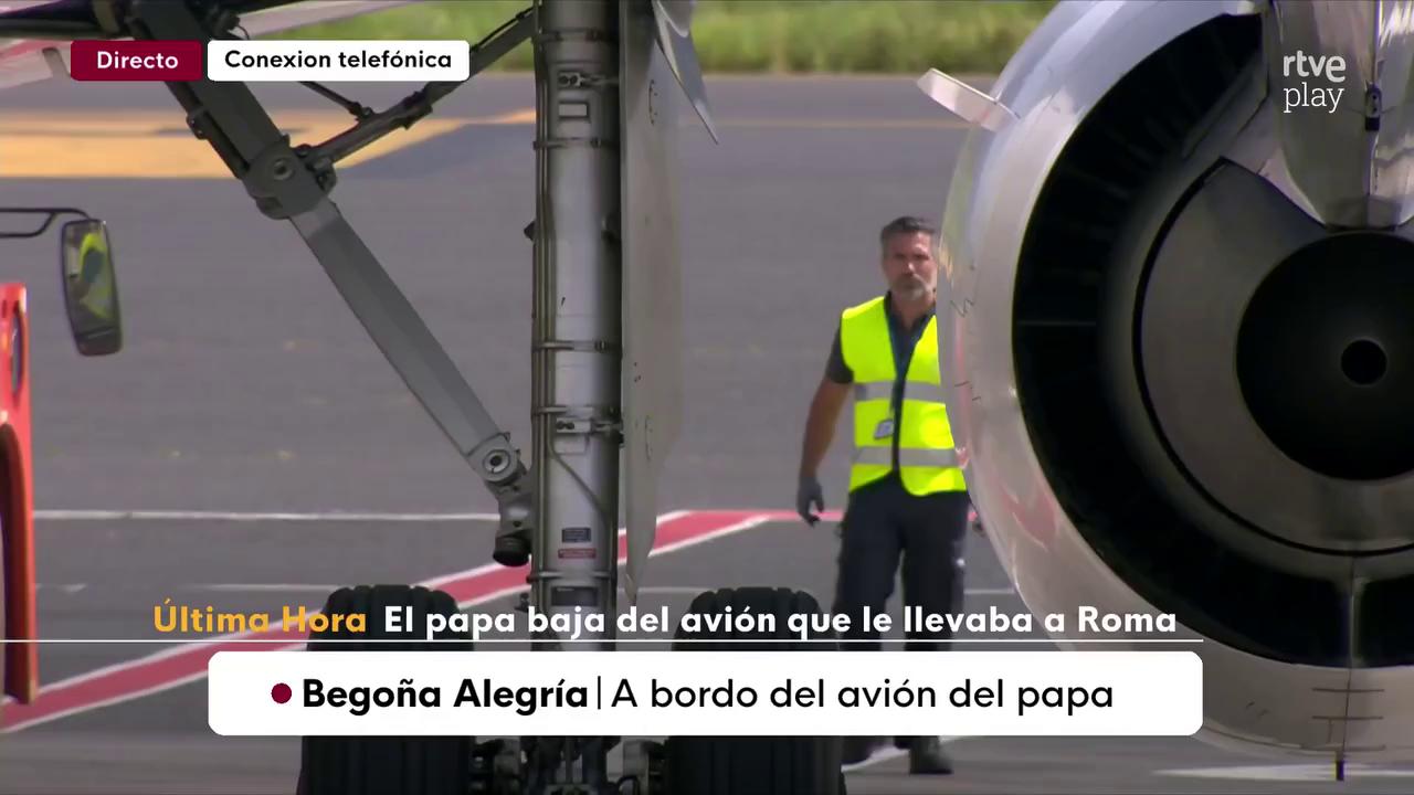 La corresponsal de TVE en Roma, Begoña Alegría, viaja en el avión papal y habla sobre la incidencia que ha retrasado su vuelo: 