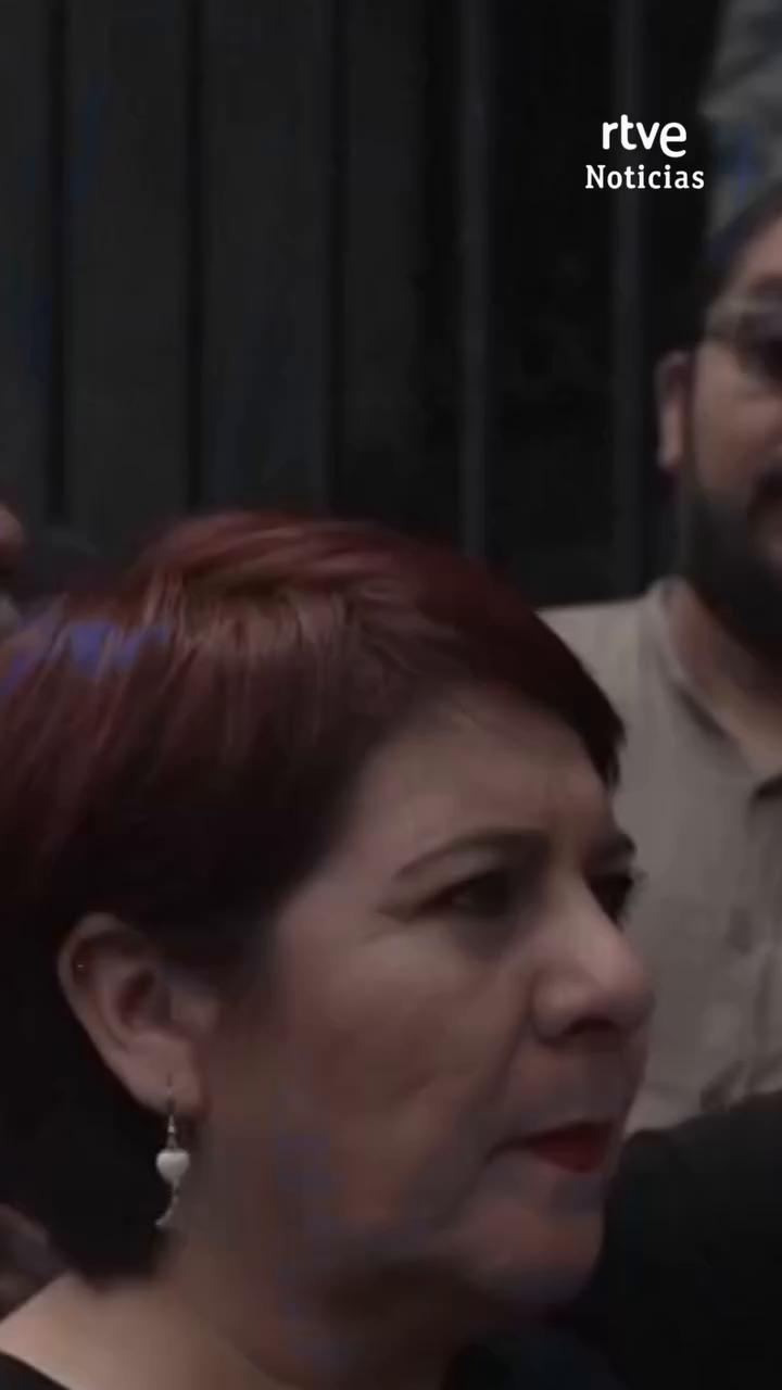 Maestros derriban estatuas del Mundial en protesta contra Sheinbaum