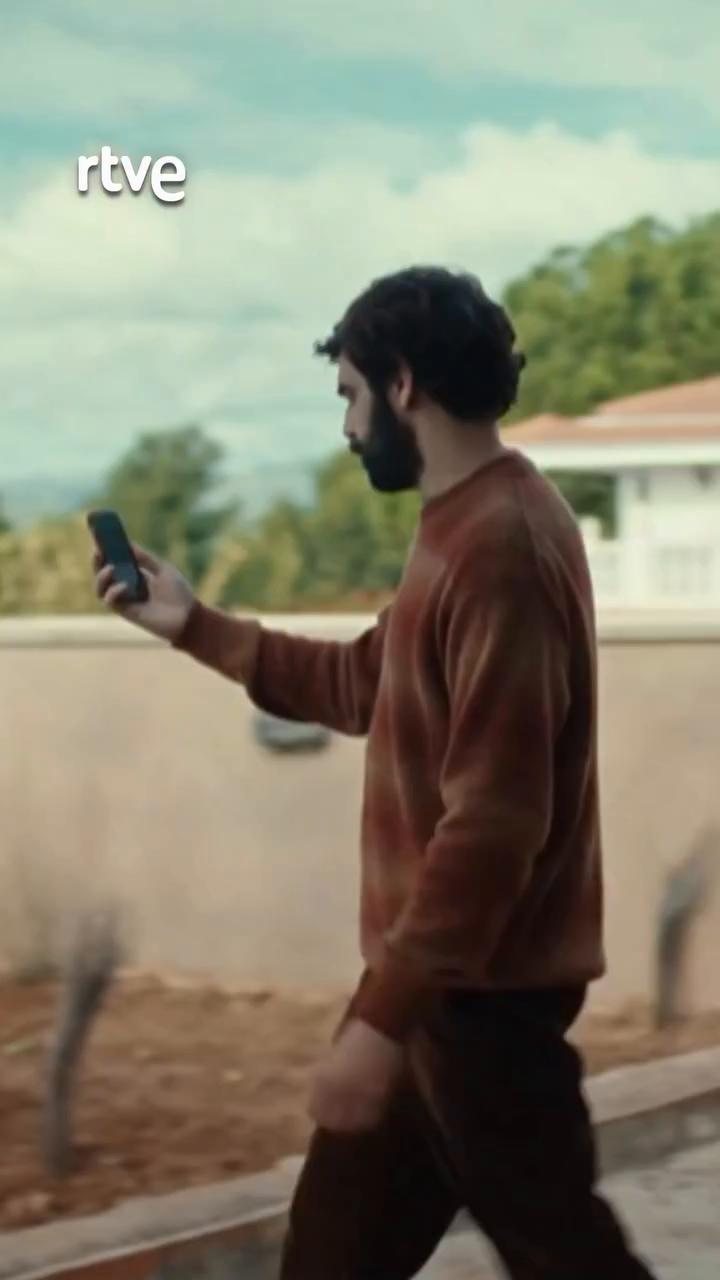 Vicente entrega su novela y se relaja mientras la familia discute en casa