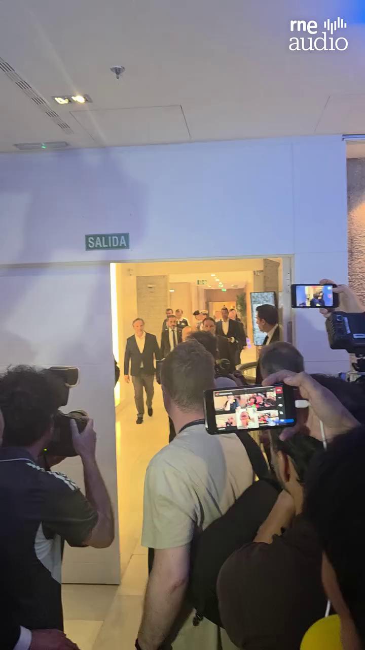 El público ovaciona al presidente con vítores de enhorabuena y aplausos