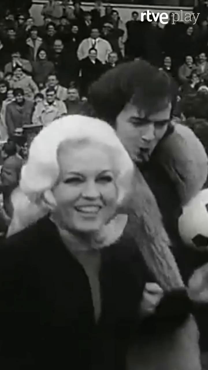 Lola Flores baila flamenco en el partido benéfico de folclóricas y finolis