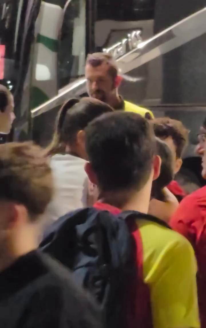 Aplausos e um obrigado marcam o encerramento deste vídeo