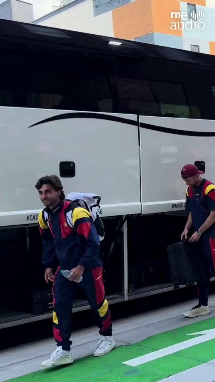 Samin recibe una ráfaga de gracias en un breve saludo