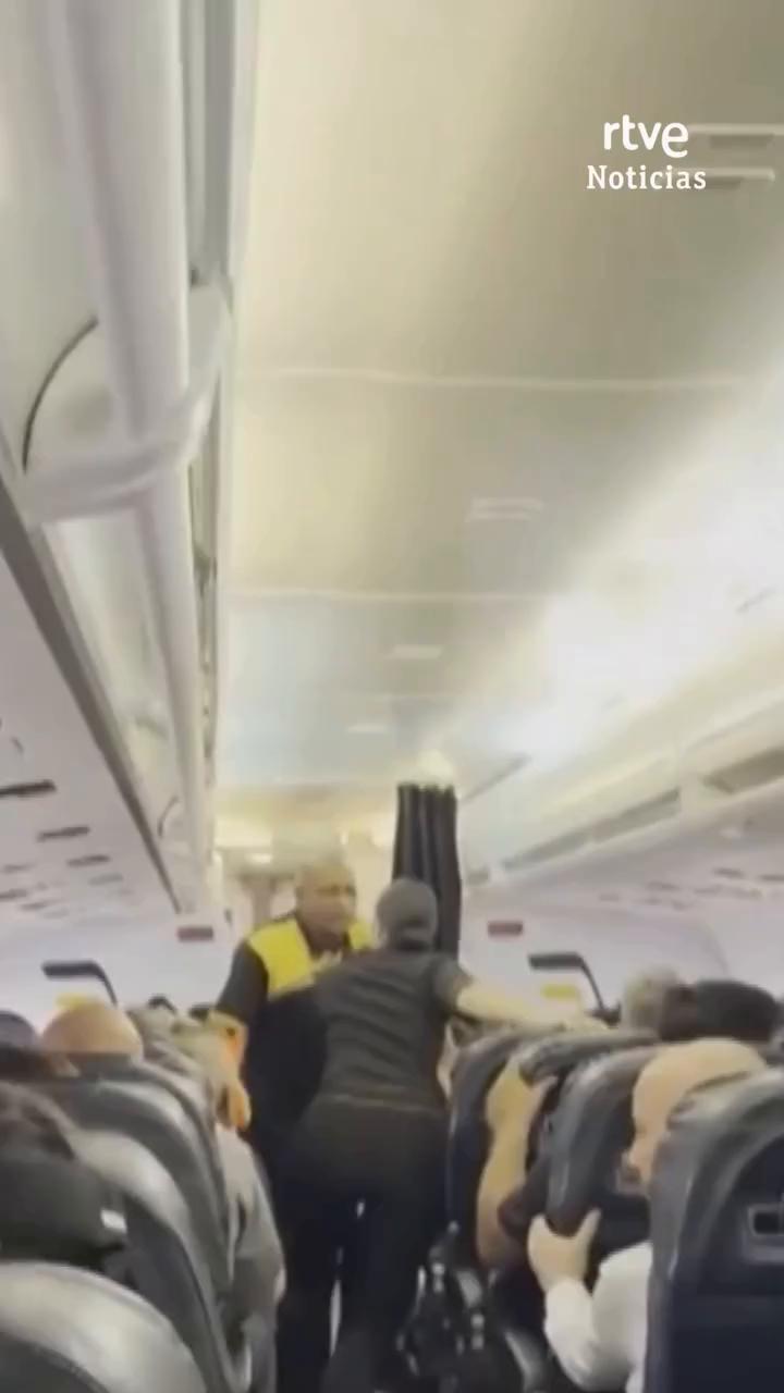 Pánico en Caracas: pasajeros viven el terremoto dentro de un avión en pista