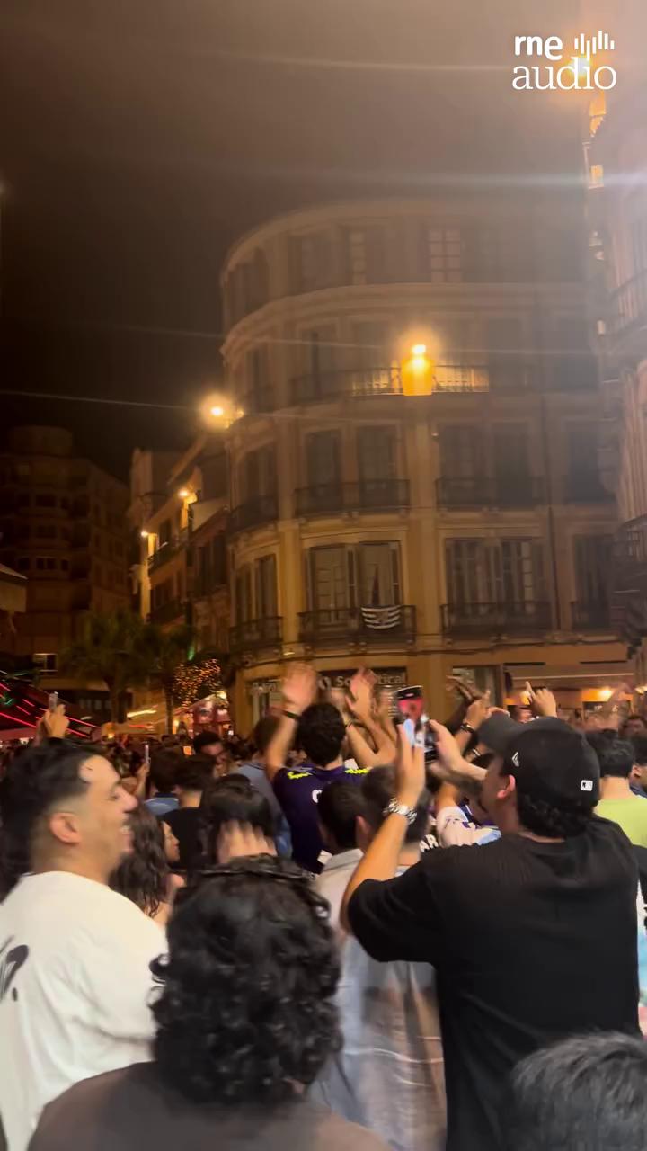 El video presenta una melodía repetitiva y un agradecimiento final