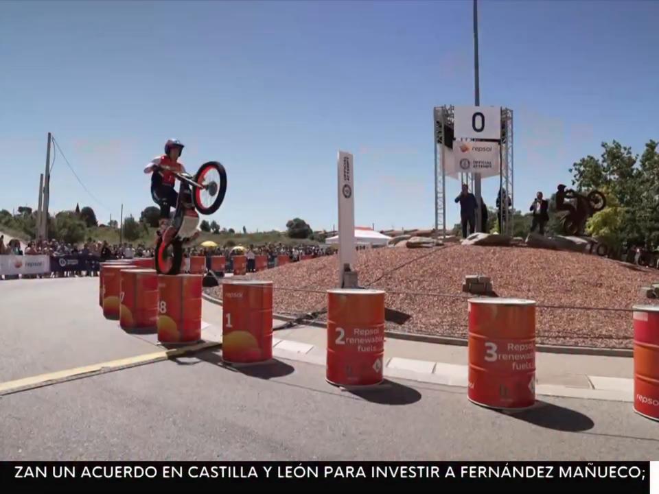Tony Bou bate el récord Guinness saltando 53 bidones en Piera