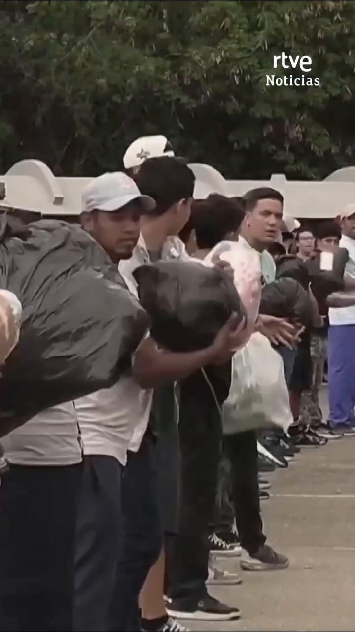 Miles de voluntarios forman cadena humana en Caracas para distribuir ayuda