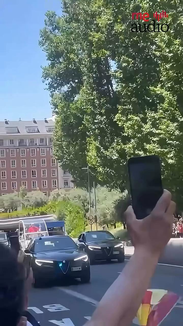 Bienvenidos a la ciudad abre el video con un saludo entusiasta